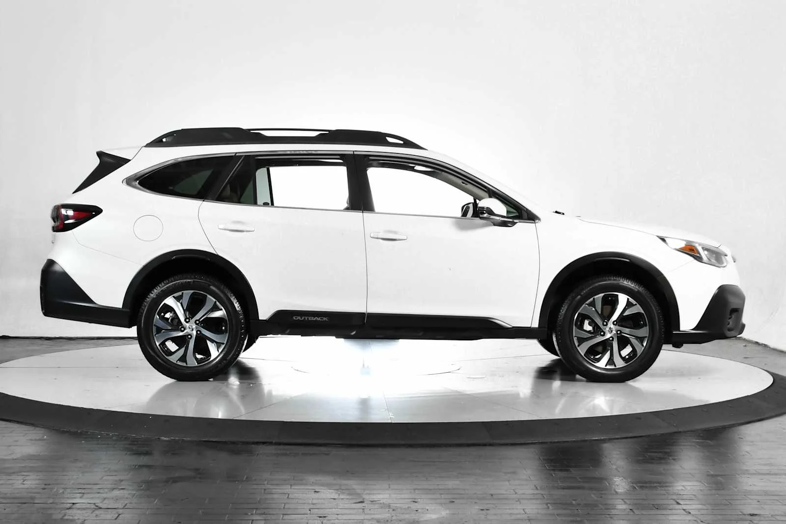 Used 2022 Crystal White Pearl Subaru Limited image 7