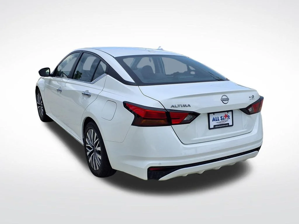 Used 2025 White Nissan 2.5 SV image 6