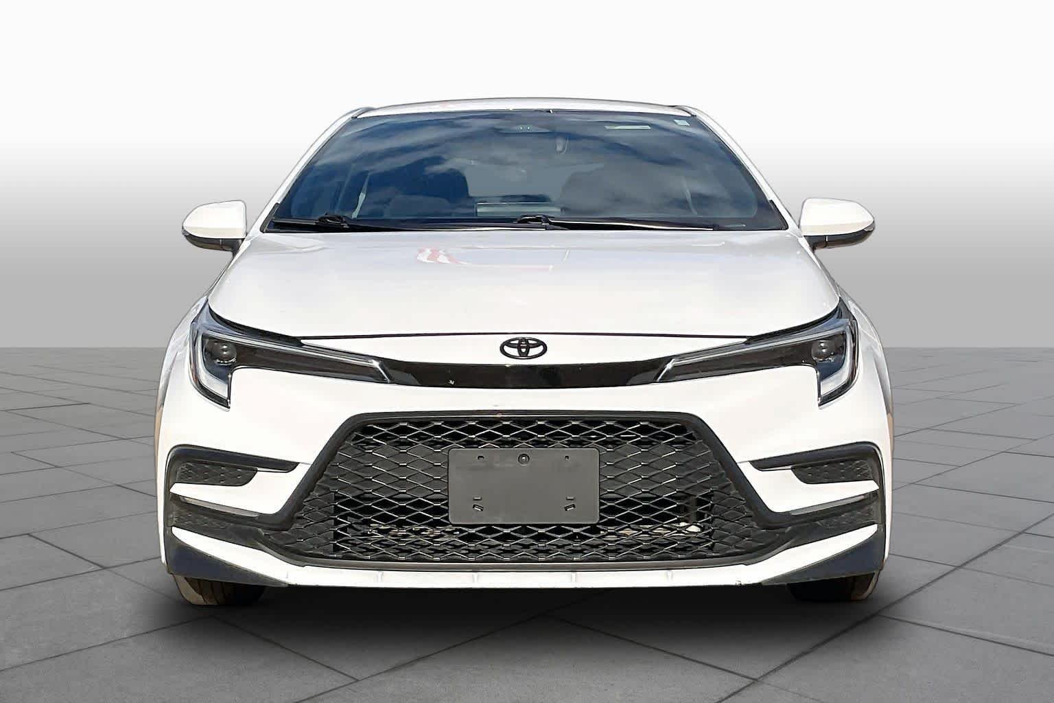 Used 2025 Ice Cap Toyota SE image 4
