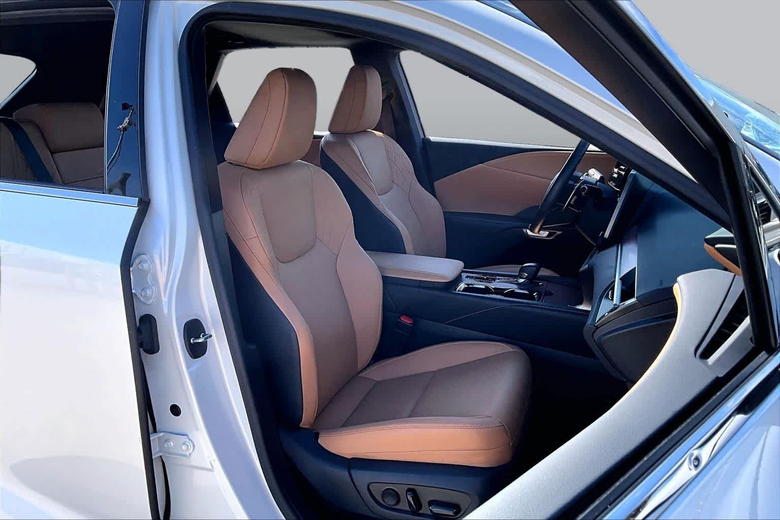 Used 2025 Eminent White Pearl Lexus Premium image 9