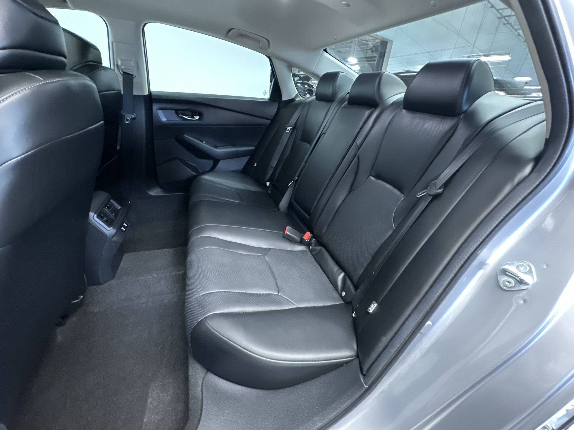 Used 2024 Solar Silver Metallic Honda EX-L image 22