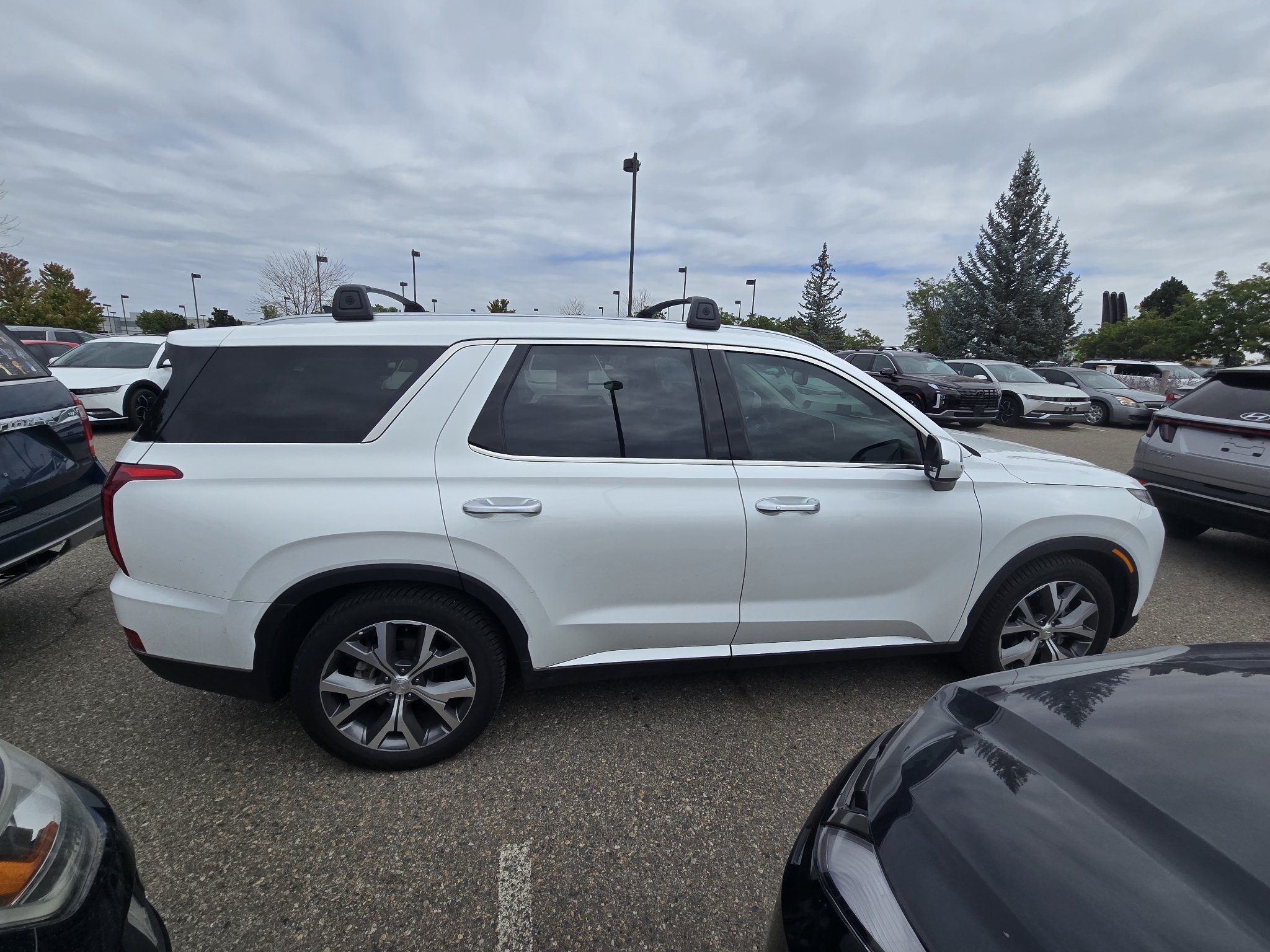 Used 2022 Hyper White Hyundai SEL image 16