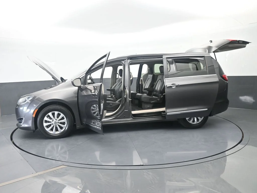 Used 2019 Granite Crystal Metallic Clearcoat Chrysler Touring L image 76