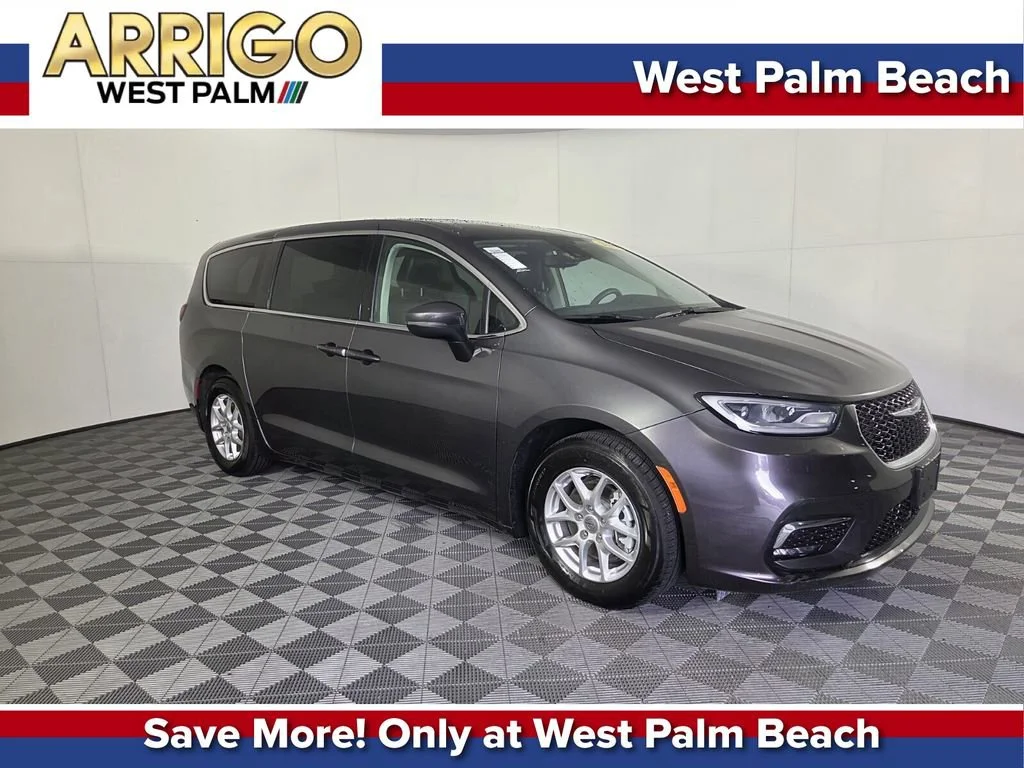 2023 Chrysler Pacifica Touring L's photo