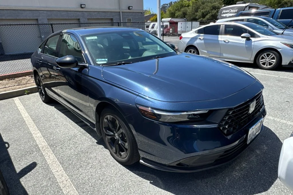 Used 2025 Canyon River Blue Met Honda SE image 2