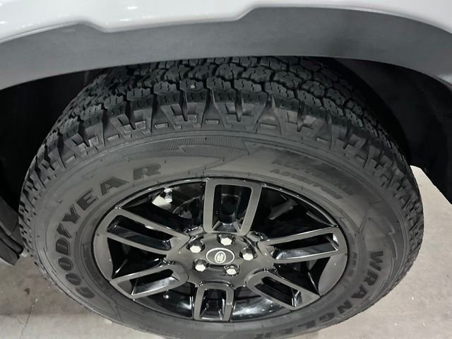 Used 2020 White Land Rover SE image 10