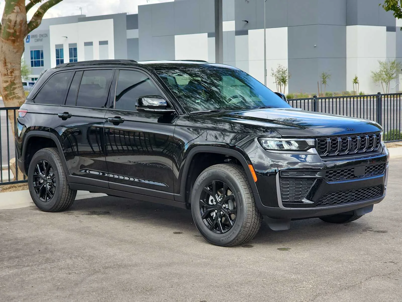 New 2026 Diamond Black Crystal Pearl-Coat Exterior Paint Jeep Laredo Altitude image 2