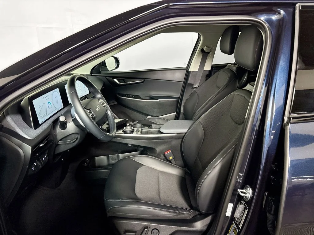 Used 2024 Blue Kia Light image 11