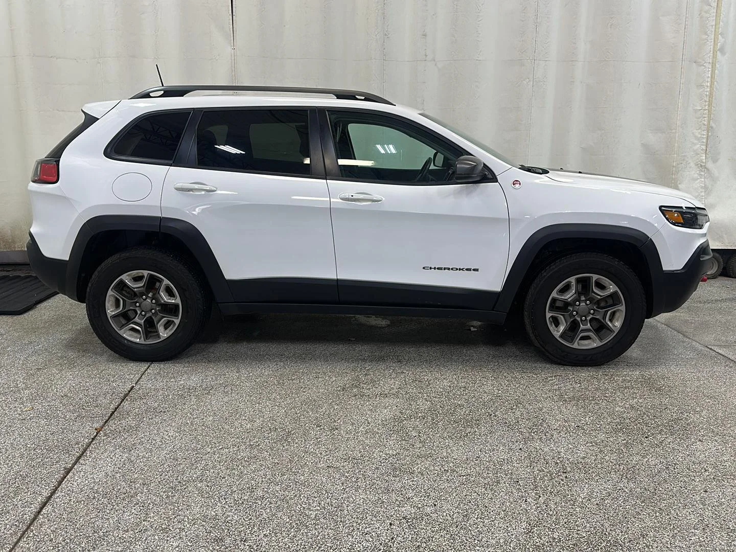 Used 2019 Bright White Clearcoat Jeep Trailhawk image 6