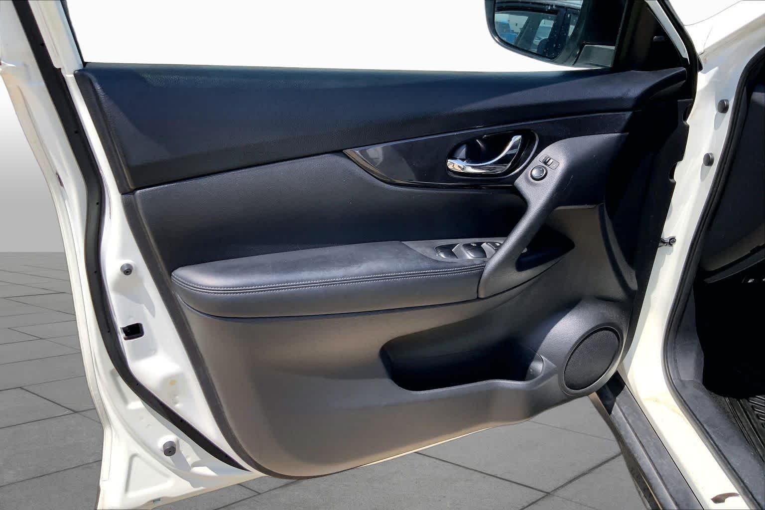 Used 2017 Glacier White Nissan SV image 20