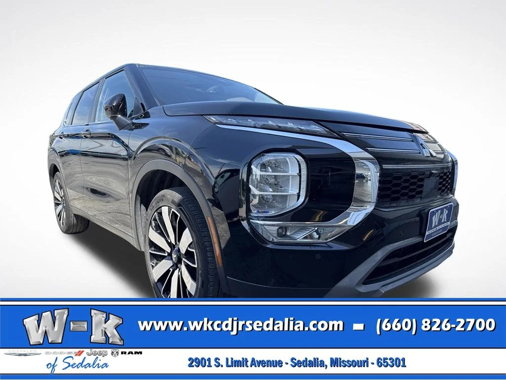 Used 2025 Black Mitsubishi SE image 3
