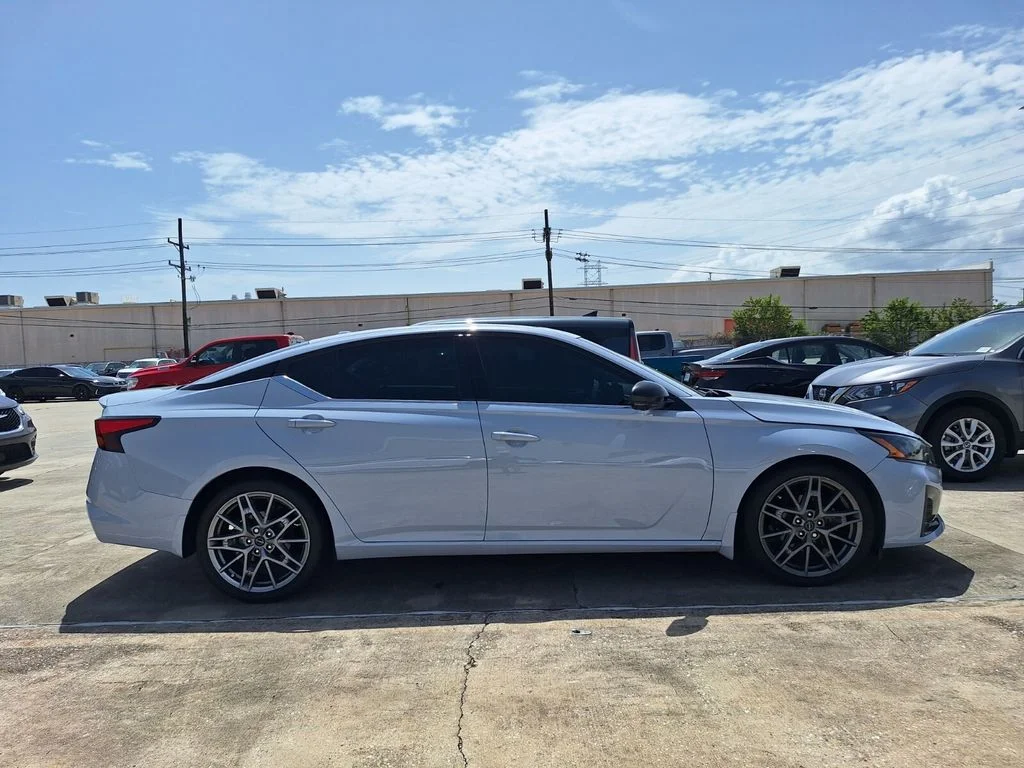 Used 2024 Gray Nissan 2.0 SR image 4