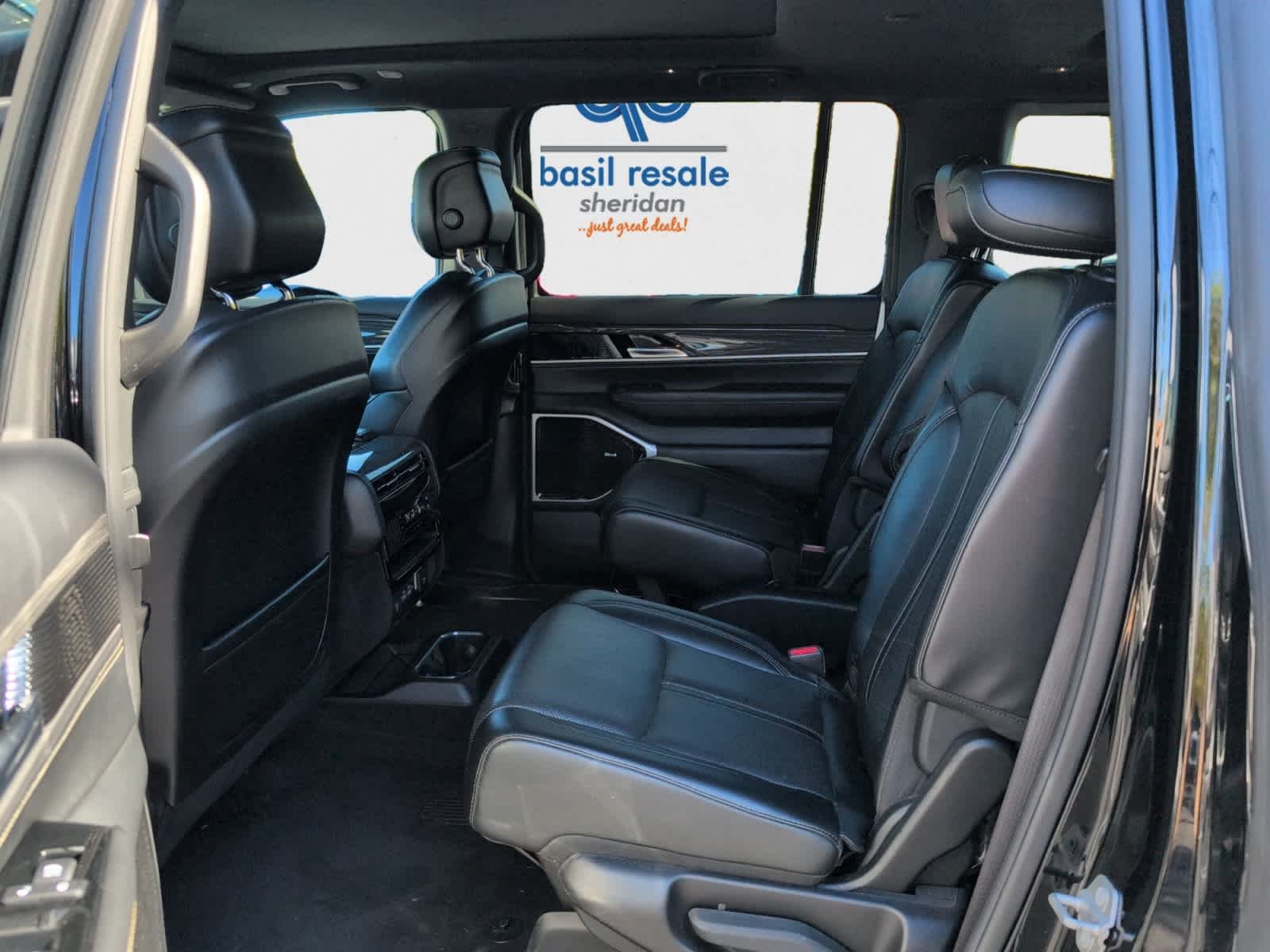 Used 2022 Diamond Black Crystal Pearlcoat Jeep Series III image 19
