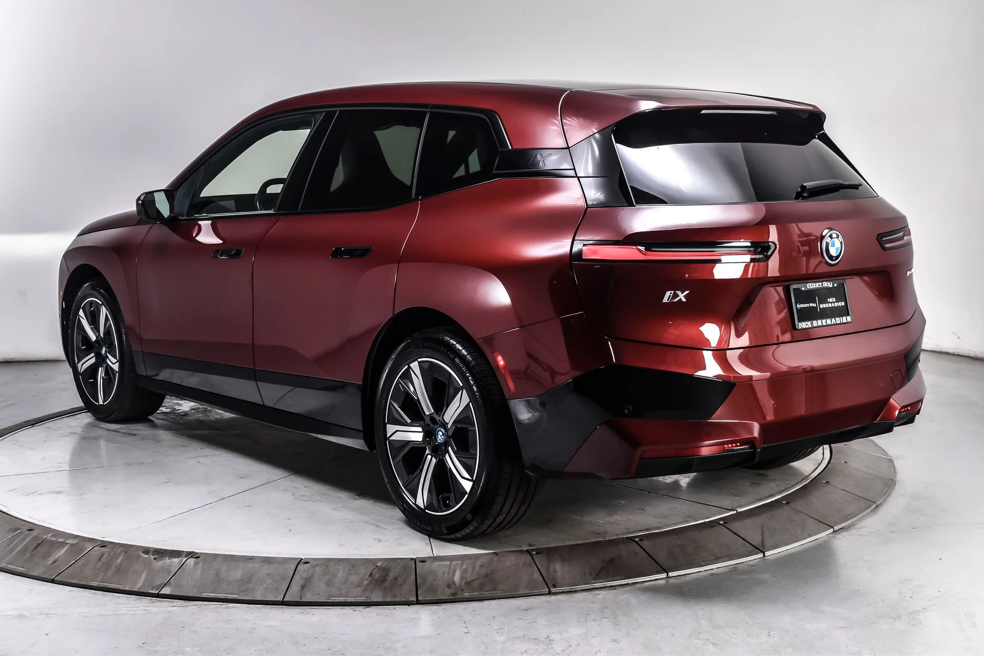 Used 2024 Red Metallic BMW xDrive50 image 4