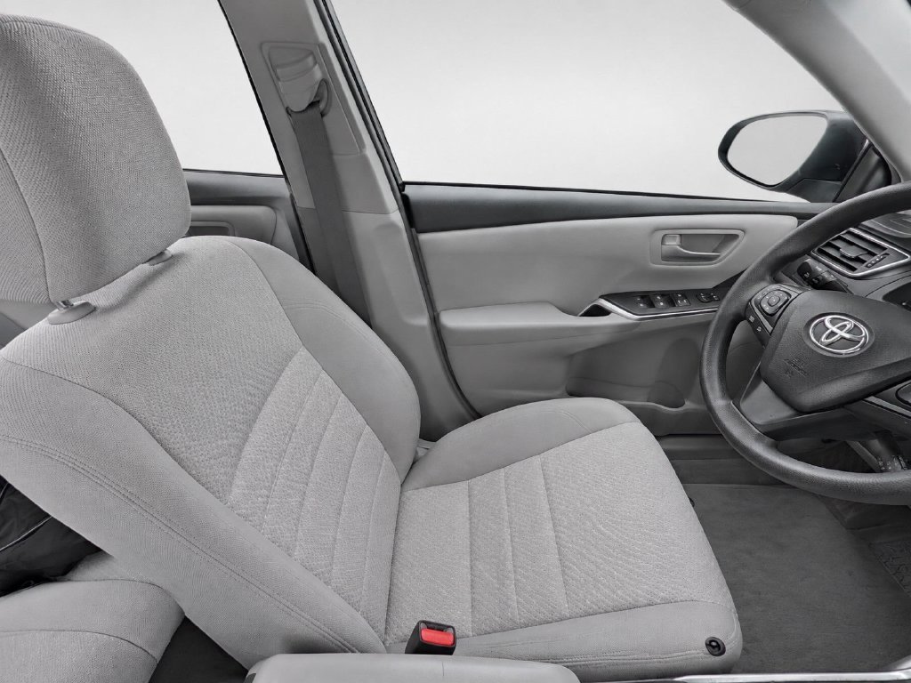 Used 2015 Gray Toyota LE image 11
