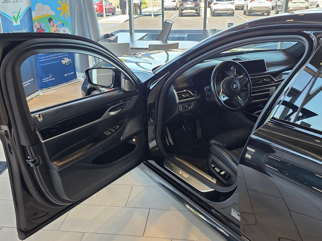 2021 BMW 7 Series M760i - Photo 66
