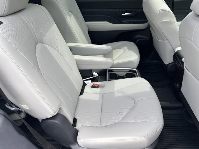 Certified Used 2025 WIND CHILL PEARL Toyota Limited image 30