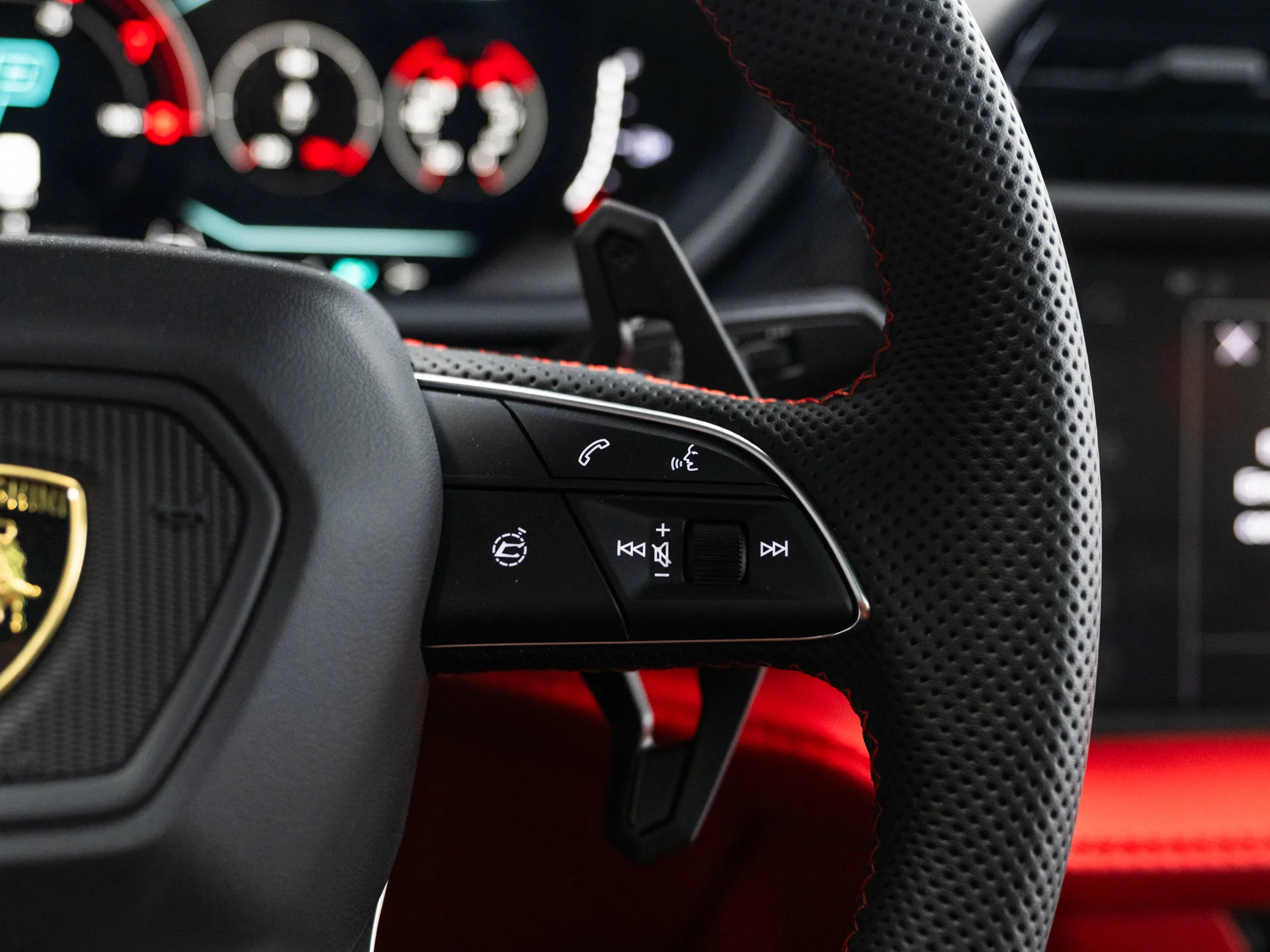 Used 2025  Lamborghini SE image 78