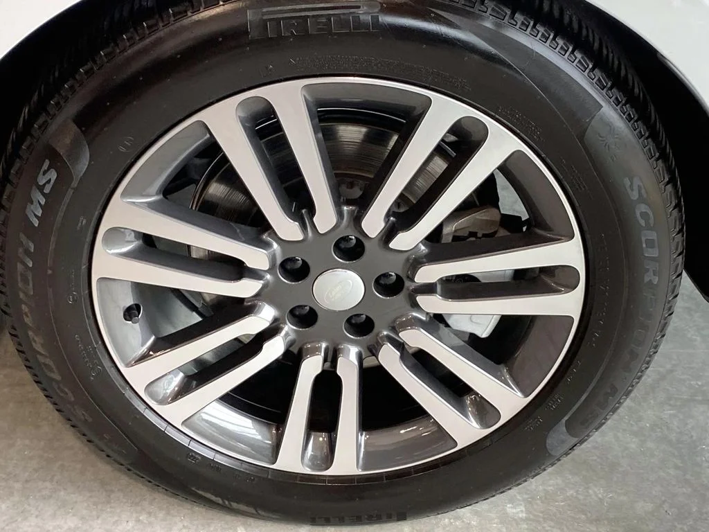 Used 2025  Land Rover SE image 31