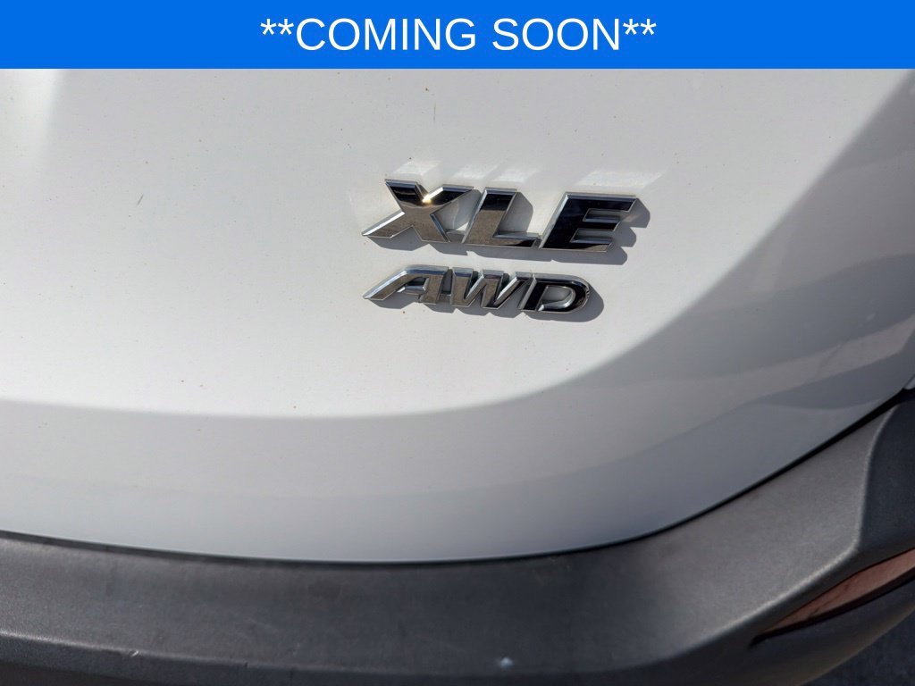 Used 2015 White Toyota XLE image 19