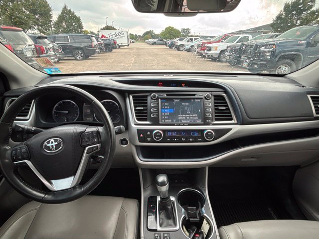 Used 2018 White Toyota XLE image 3