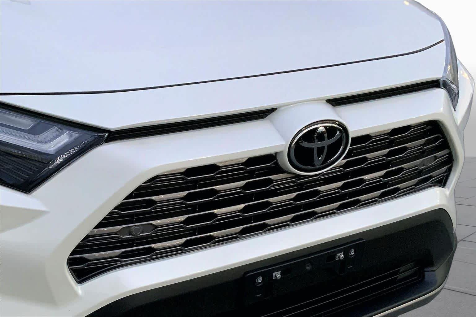 Used 2022 Blizzard Pearl Toyota Limited image 29