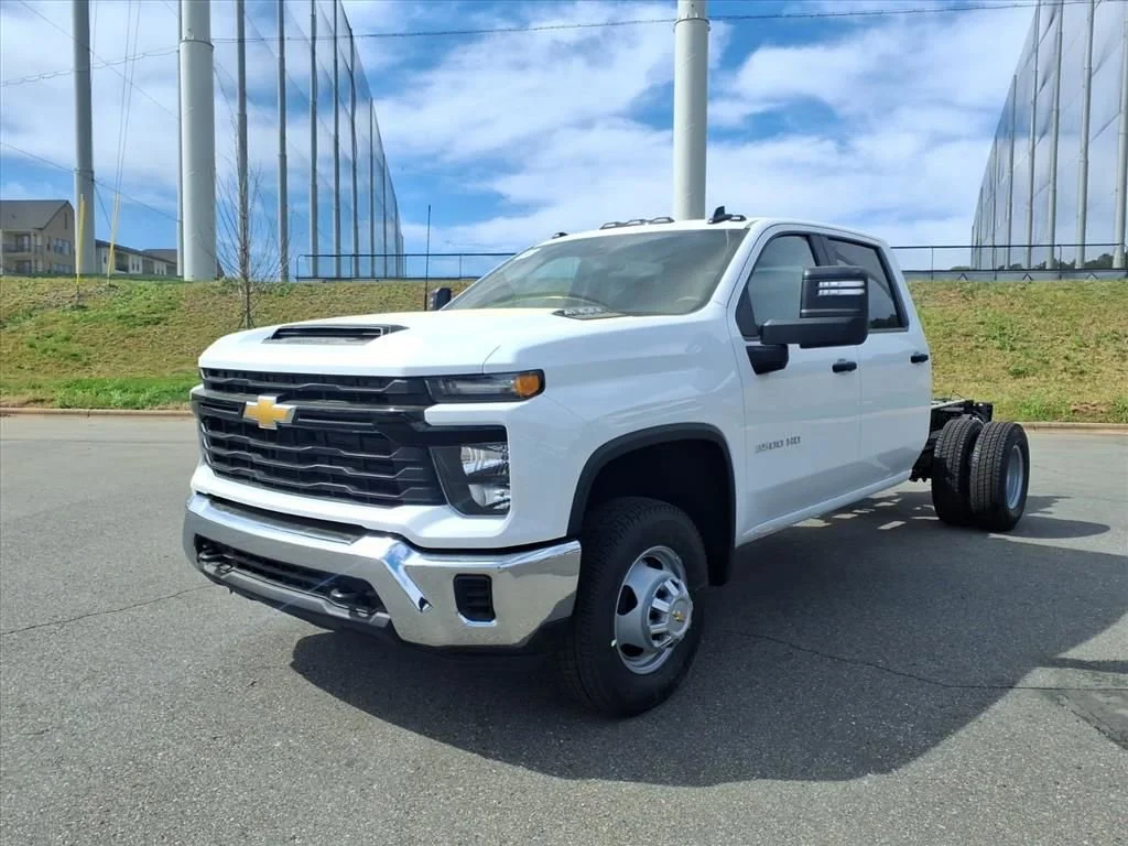 New 2026 Summit White Chevrolet Work Truck image 31