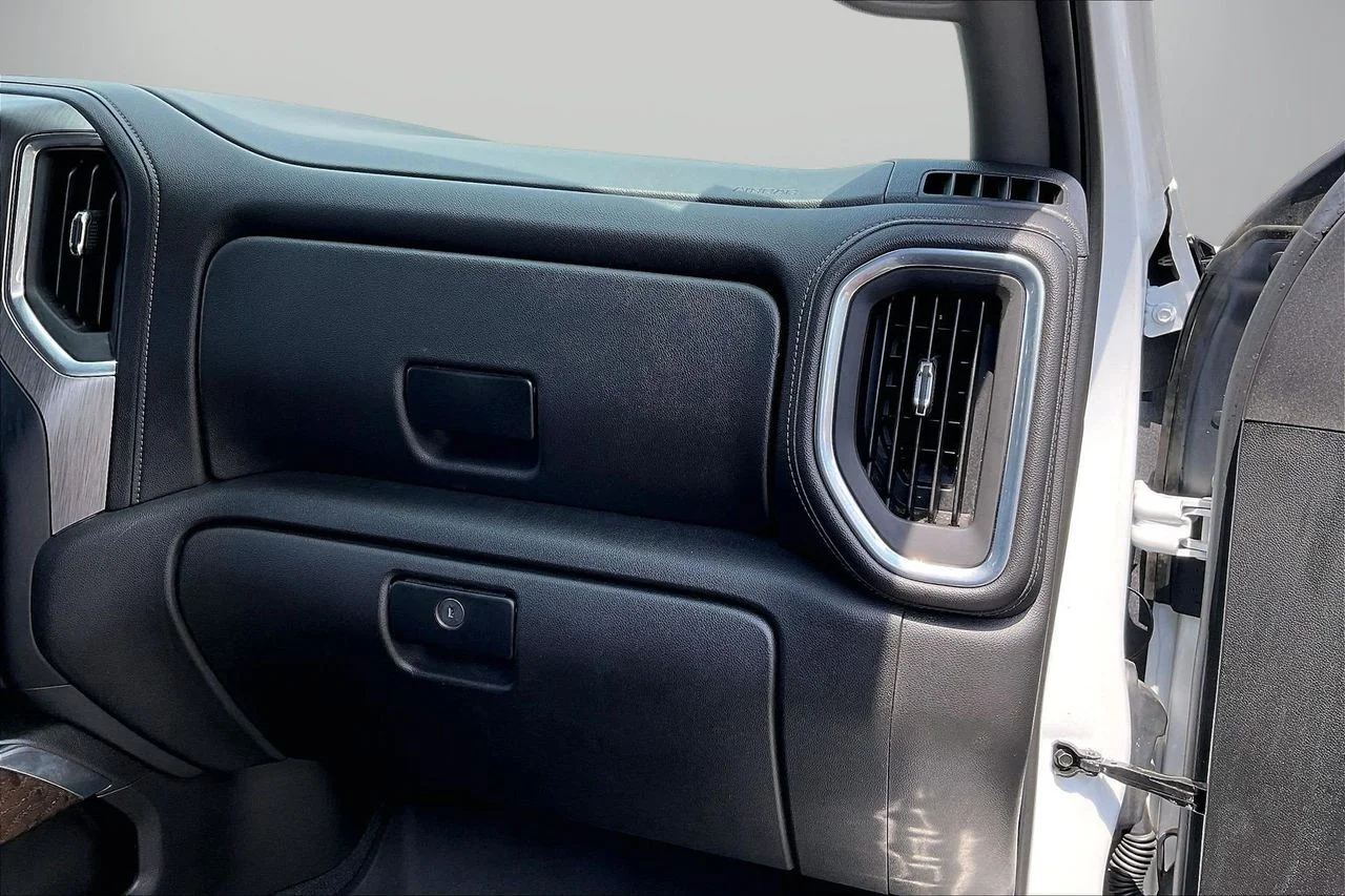 Used 2021 White GMC Denali image 21