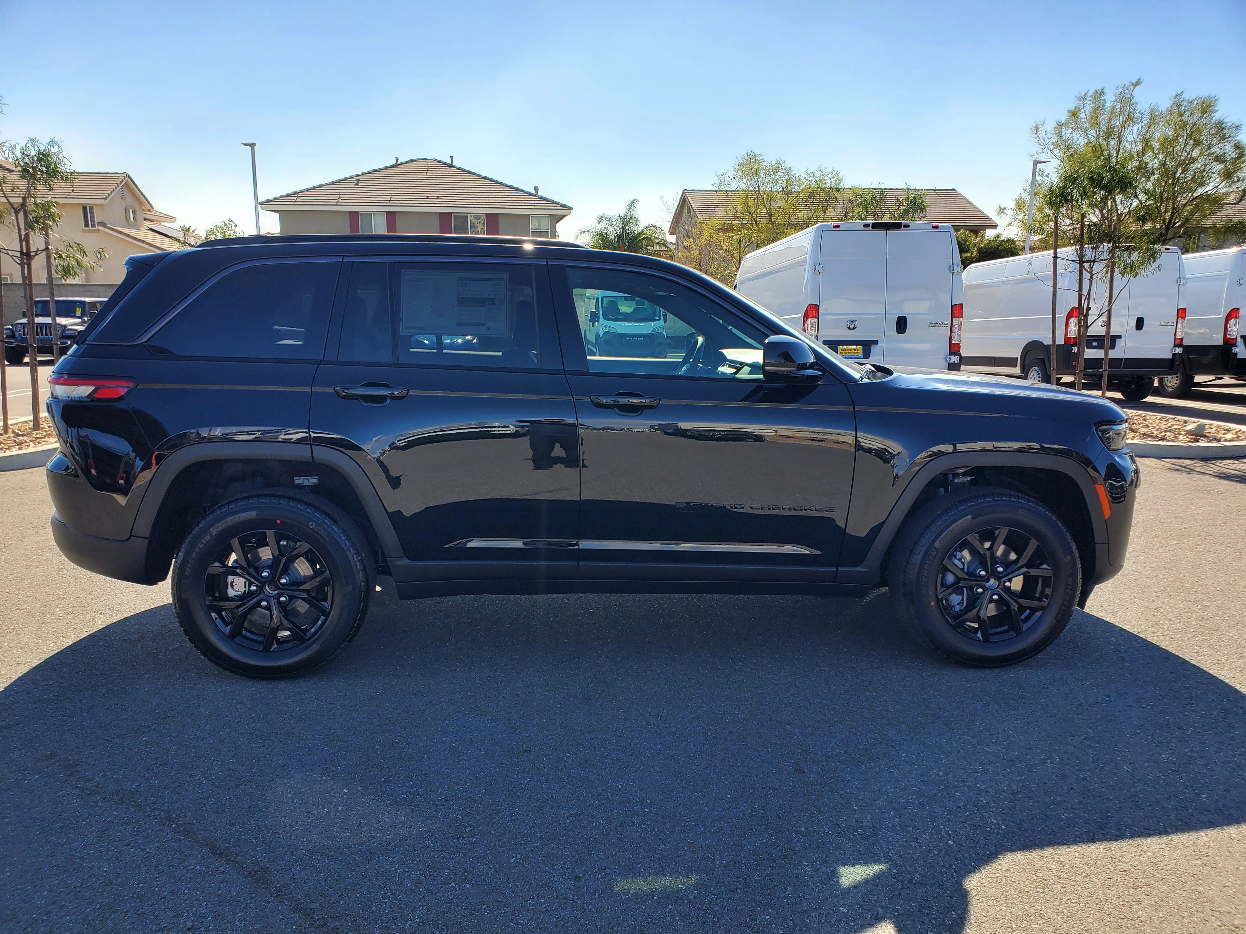 New 2026 Diamond Black Crystal Pearlcoat Jeep Altitude image 7