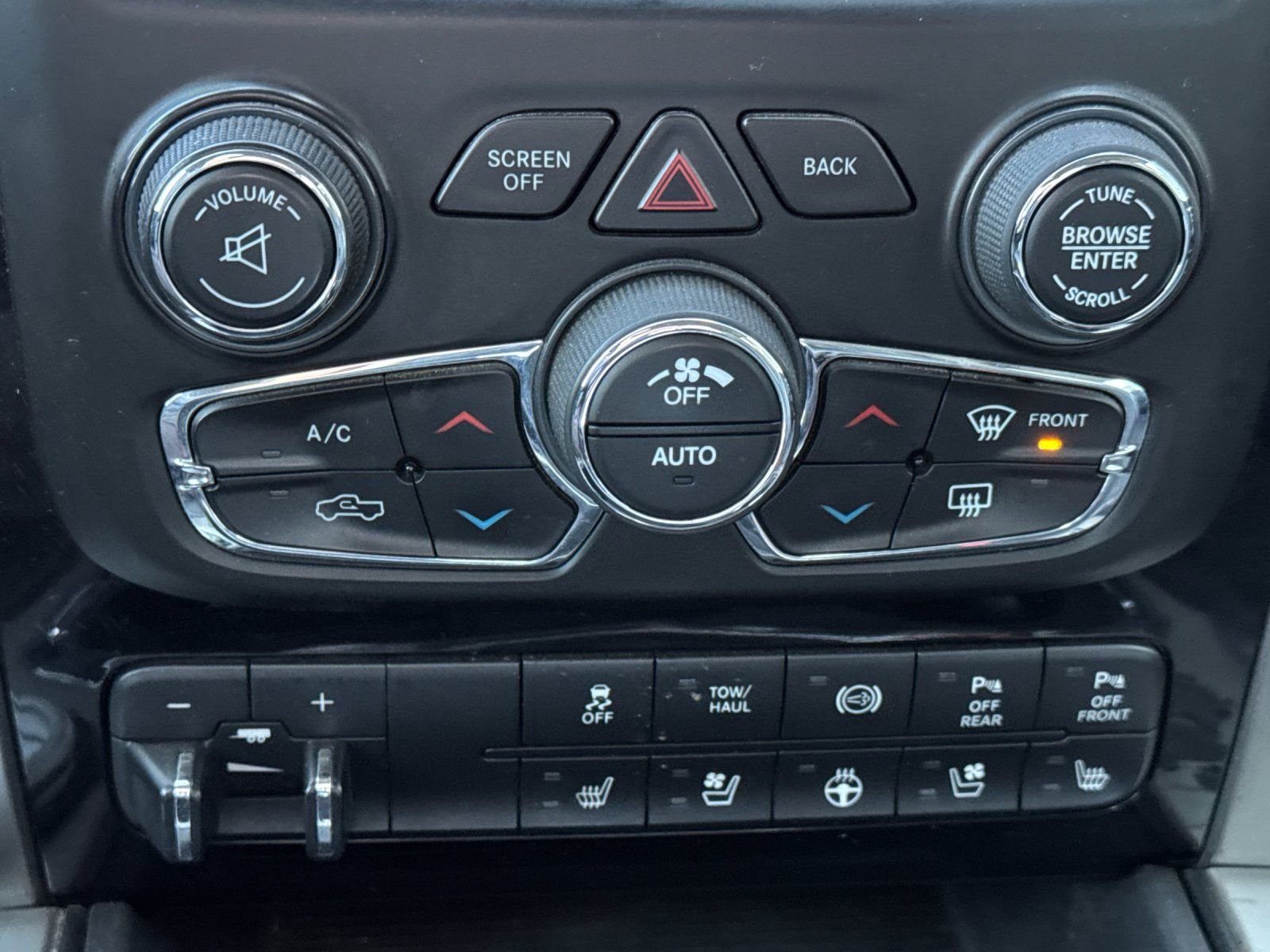 Used 2018 Bright Silver Clearcoat Metallic Ram Laramie image 18