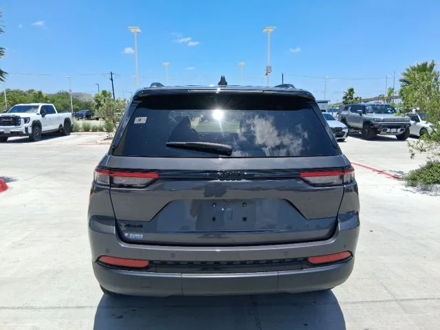 Used 2024 Gray Jeep Altitude image 5
