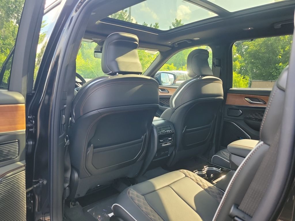New 2026 Diamond Black Crystal Pearl-Coat Exterior Paint Jeep Summit image 11