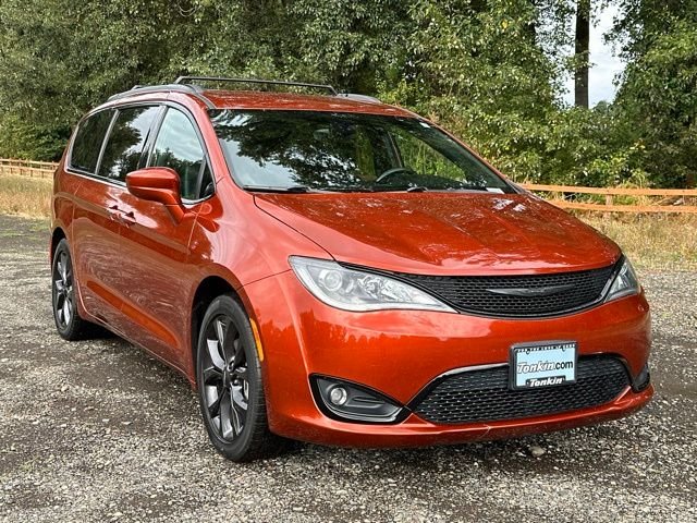 Used 2018 Copper Pearlcoat Chrysler Touring L image 2