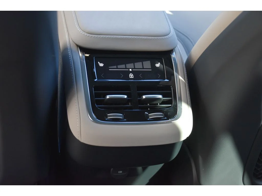 2026 Volvo XC90 Plus - Photo 17