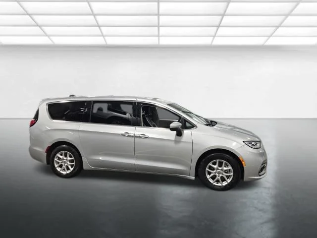 Used 2023 Silver Chrysler Touring L image 3