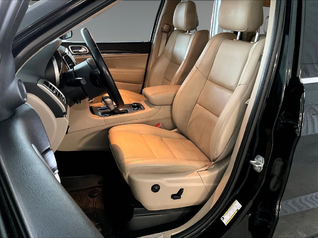 Used 2019 Diamond Black Crystal Pearlcoat Jeep Limited image 10