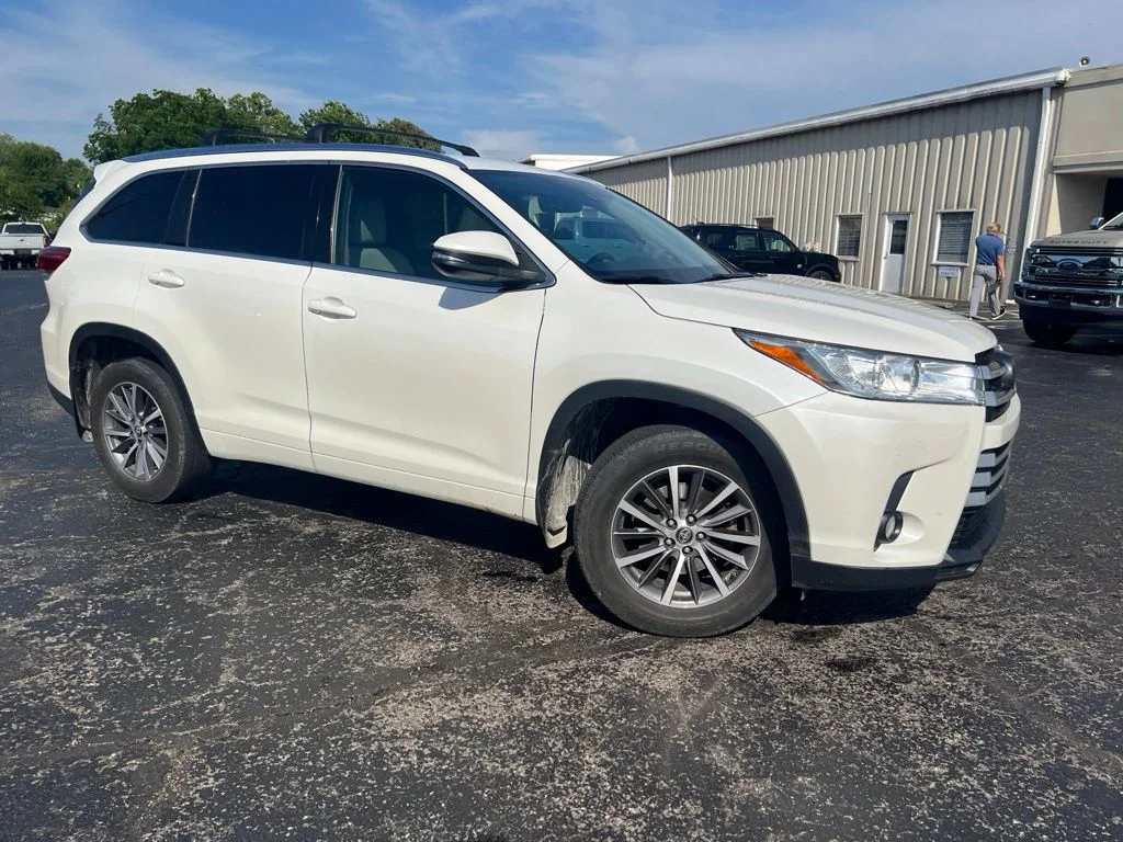 Used 2017 Blizzard Pearl Toyota XLE image 2