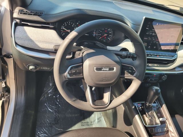 Used 2024 Silver Jeep Latitude image 30