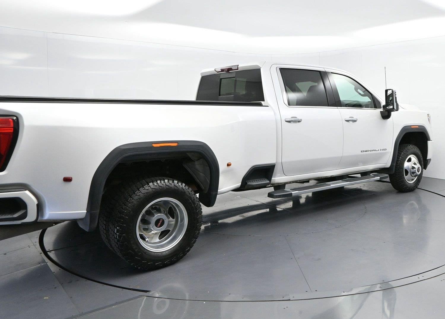 Used 2022 White Frost Tricoat GMC Denali image 7