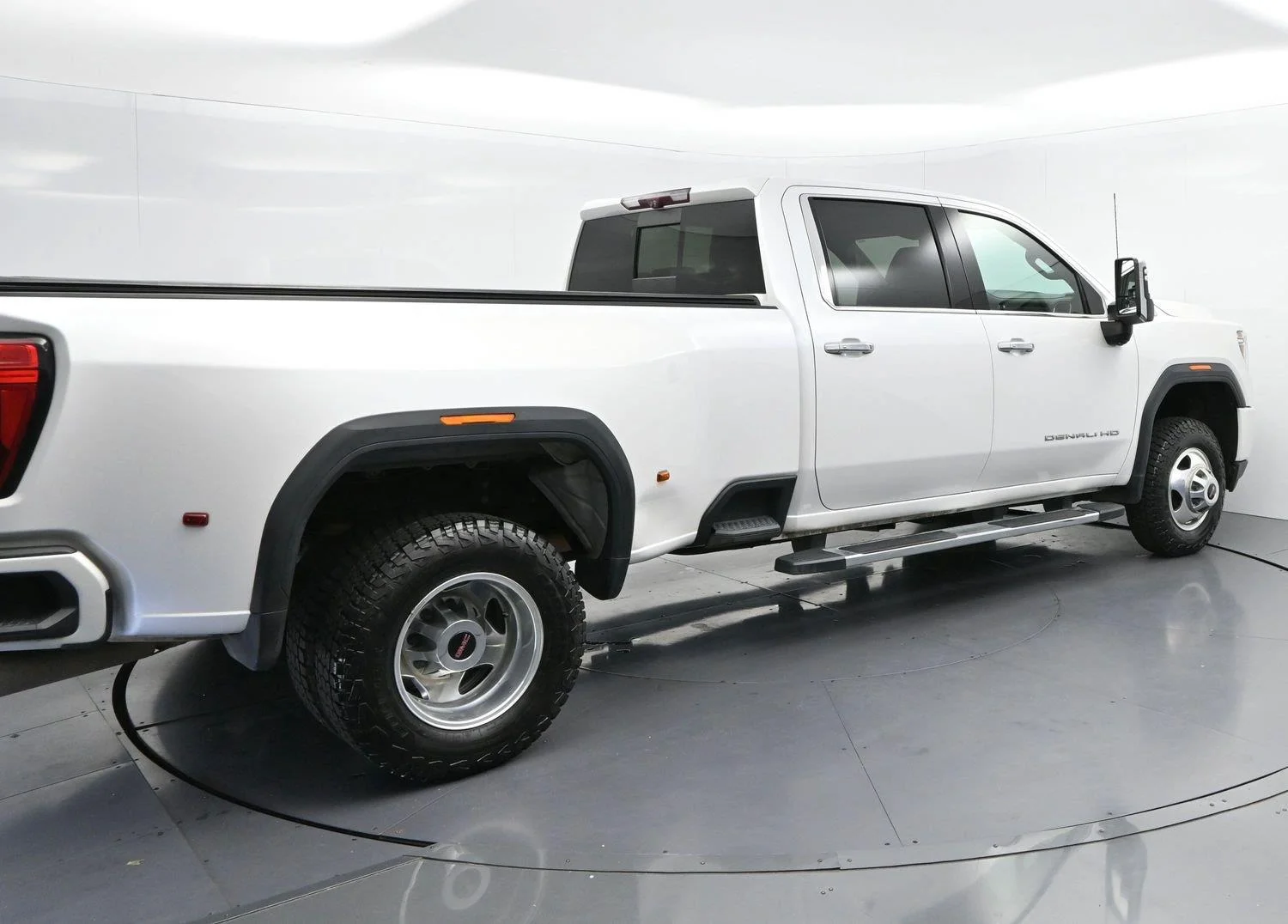 Used 2022 White Frost Tricoat GMC Denali image 7