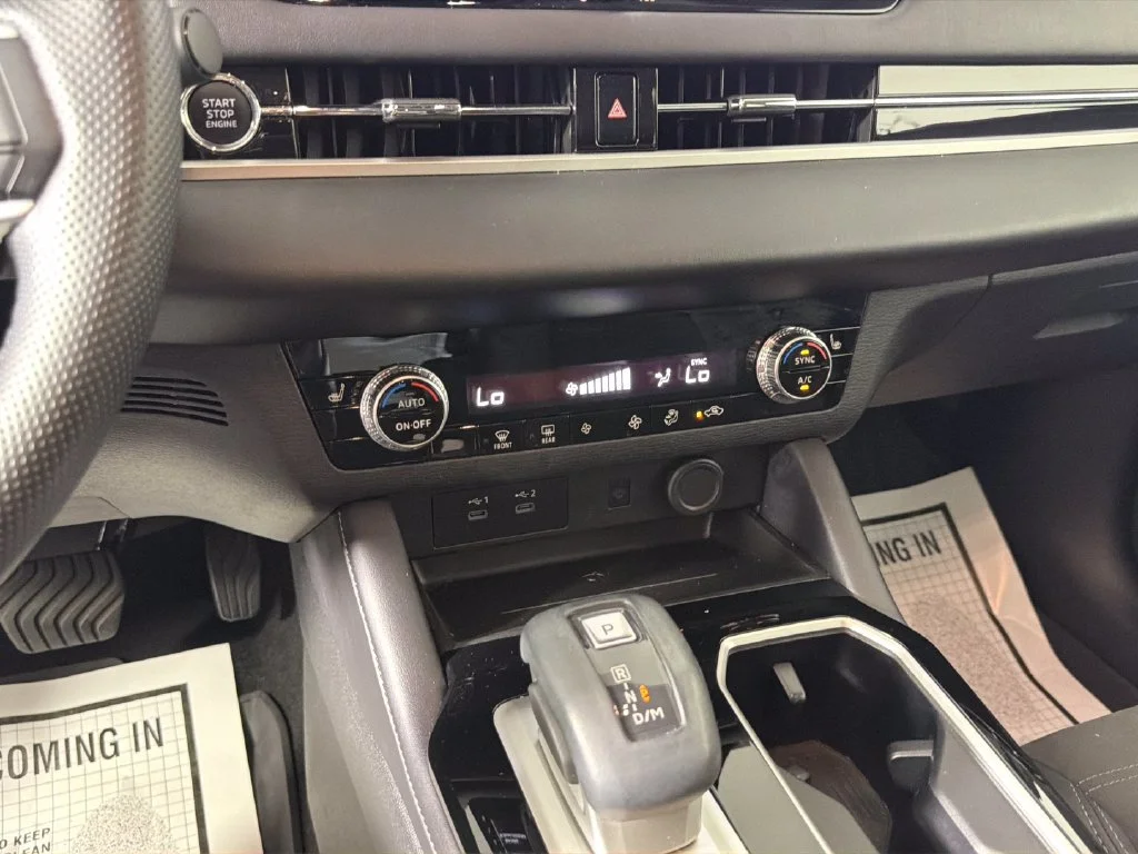 Used 2025  Mitsubishi SE image 23