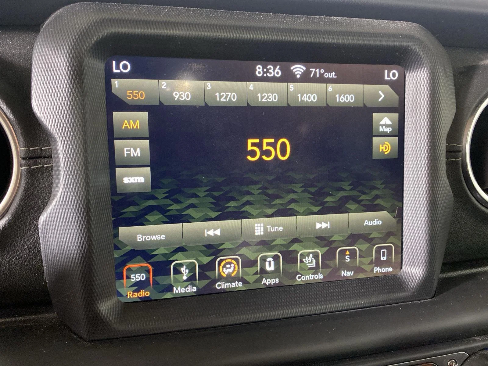 Used 2019 Hellayella Jeep Sahara image 19
