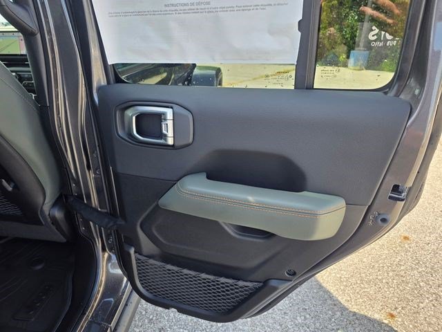 New 2026 Granite Crystal Metallic Clear-Coat Exterior Paint Jeep Mojave X image 10