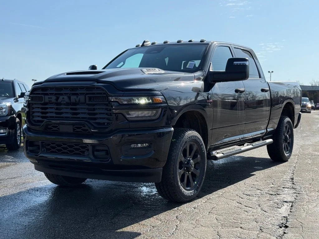 New 2026 Diamond Black Crystal Pearl-Coat Exterior Paint RAM Tradesman image 2