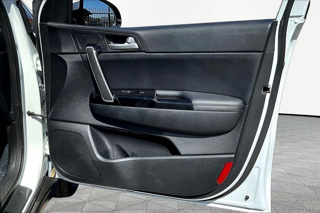 Used 2018 White Kia EX image 28