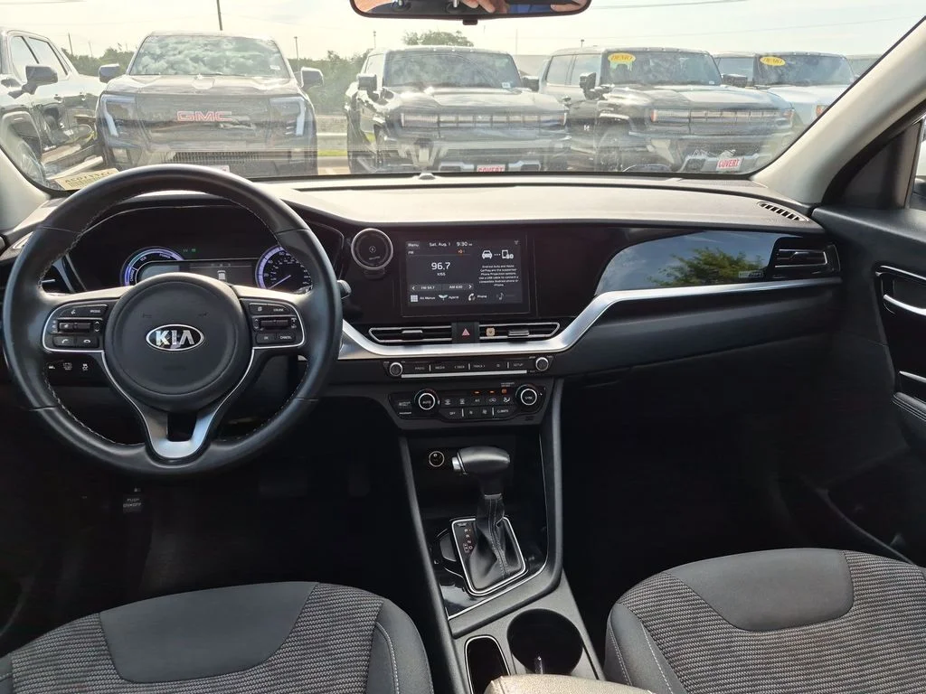 Used 2020 White Kia LXS image 29