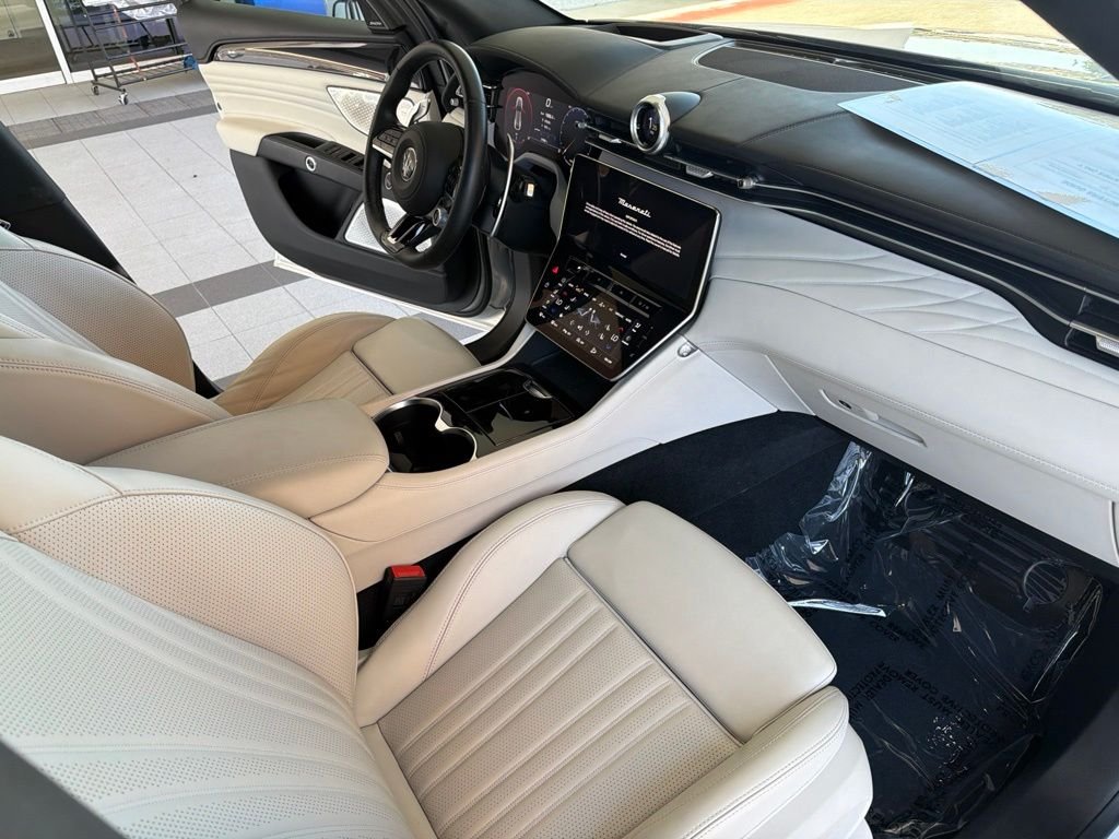 Certified Used 2023 Grigio Cangiante Tri-Coat Maserati Modena image 14