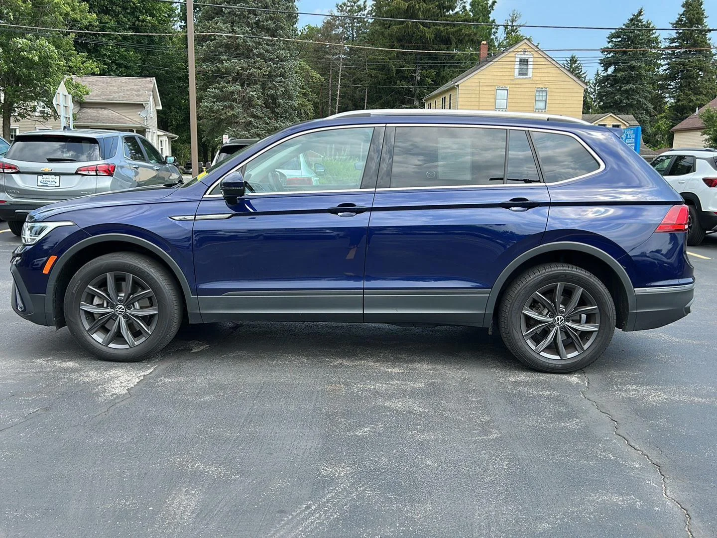 Used 2022 Atlantic Blue Metallic Volkswagen SE image 4