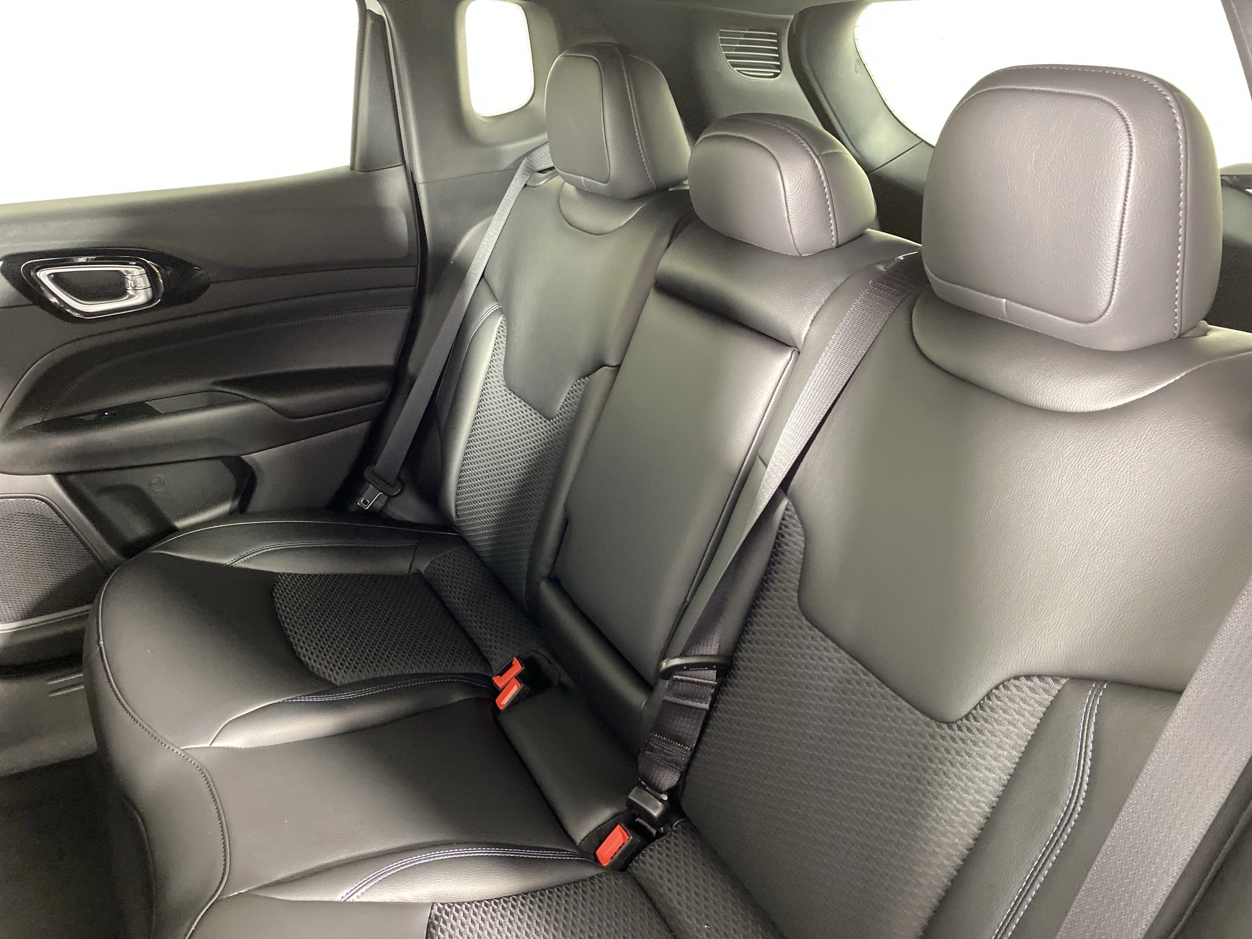 New 2026 Bright White Clear-Coat Exterior Paint Jeep Latitude image 29