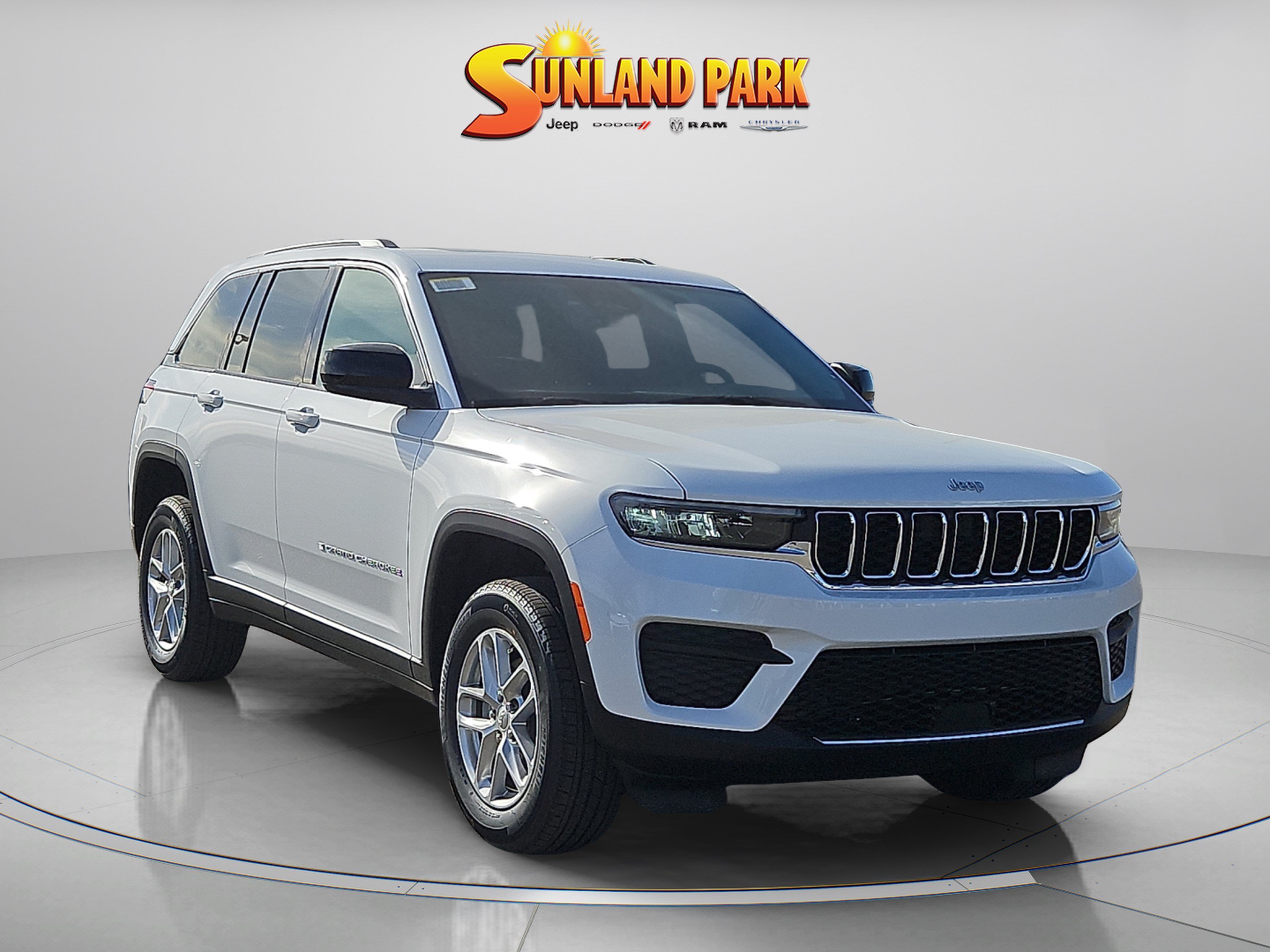 New 2025 Bright White Clear-Coat Exterior Paint Jeep Laredo image 1
